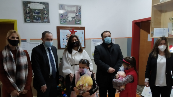 МВнР: Посолството ни в Скопие дари 130 коледни пакети с лакомства за деца