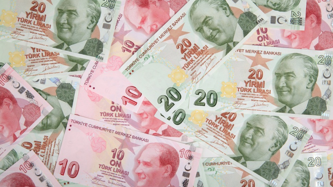 Увеличиха минималната заплата в Турция с около 500 лири