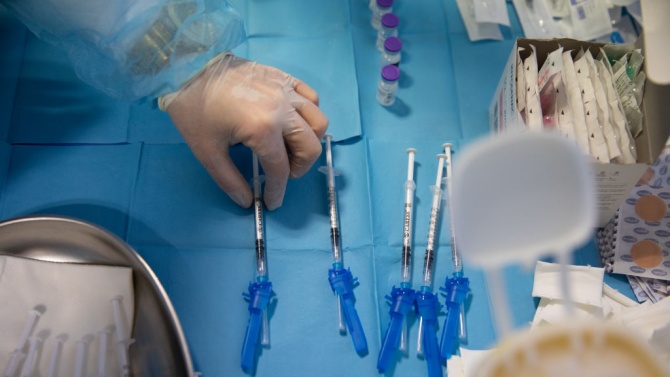  Изпълнителният шеф на болничното заведение в Перник се имунизира първи против COVID-19 