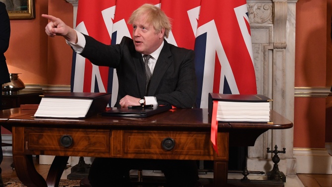  Борис Джонсън подписа споразумението за отношенията с ЕС след Брекзит