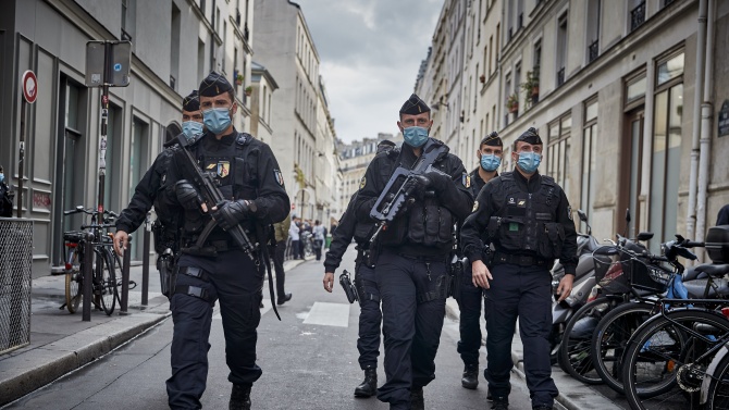 Франция мобилизира 100 000 полицаи и жандармеристи в новогодишната нощ.