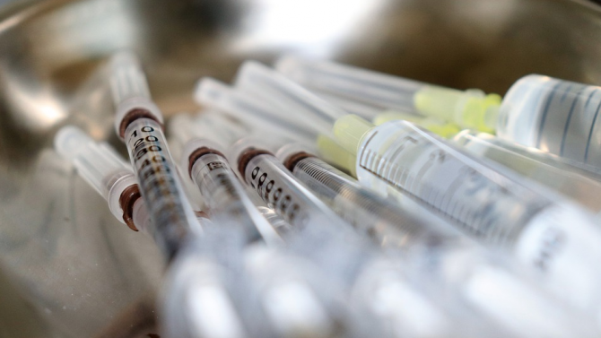 Виетнам купува ваксини на "Астра Зенека"/Оксфорд, преговаря и с други производители