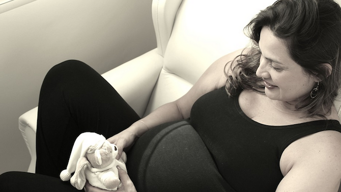 ЧСИ тормози бременна в родилното 