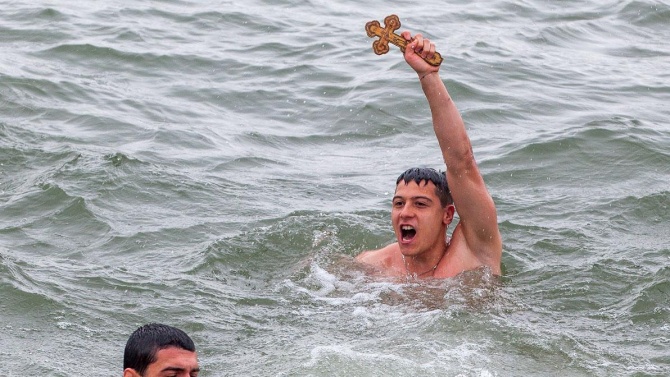 Русе отбелязва Йордановден с Богоявленски водосвет и с хвърляне на Светия кръст в река Дунав