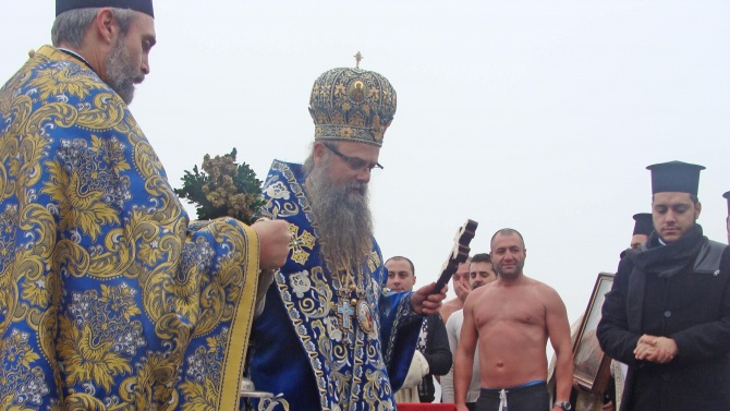 Митрополит Николай хвърля кръста в Марица, въпреки забраните