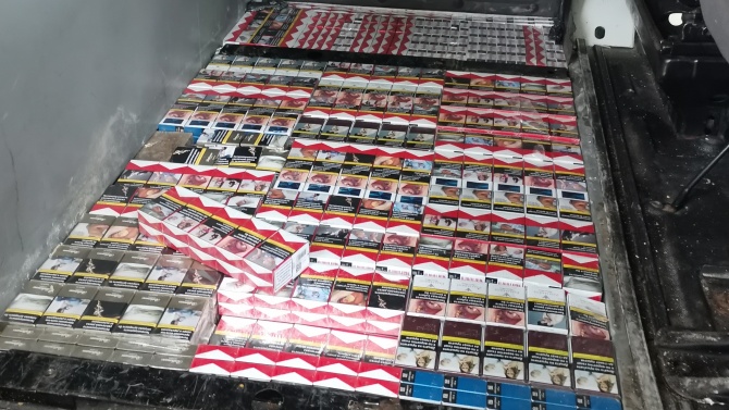 Разкриха стотици незаконни кутии цигари в тайник на микробус