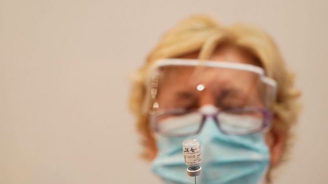 Германската канцлерка обеща, че ще бъде ускорена имунизационната програма срещу