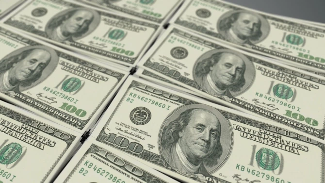 Американският долар продължава да поевтинява и в началото на новата