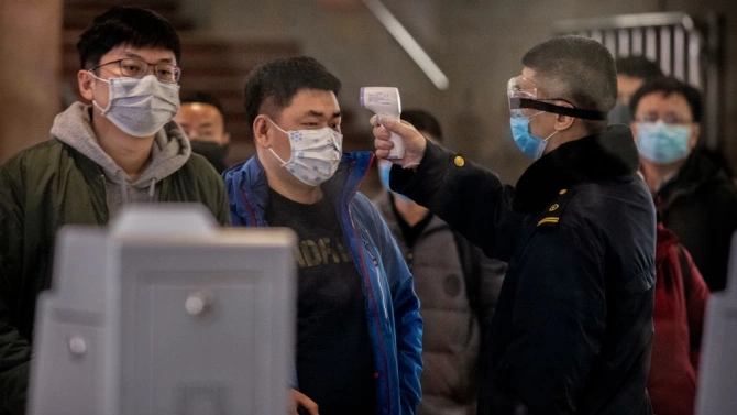Китайските власти наложиха ограничения за пътувания и забраниха събирания на