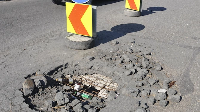 Шофьори недоволстват заради огромна дупка на ключовия бул Васил Априлов