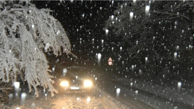 Сняг заваля на прохода Петрохан заради което шофьорите трябва да