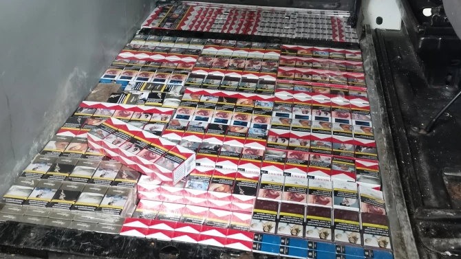 Митнически служители откриха 16 800 къса 840 кутии цигари в