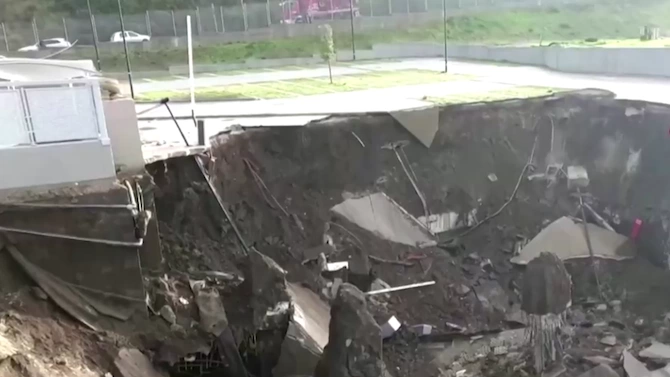 Огромен кратер се отвори на паркинг на болница в Неапол