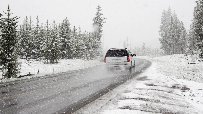 Пътищата в страната са проходими при зимни условия На места снеговалежът продължава