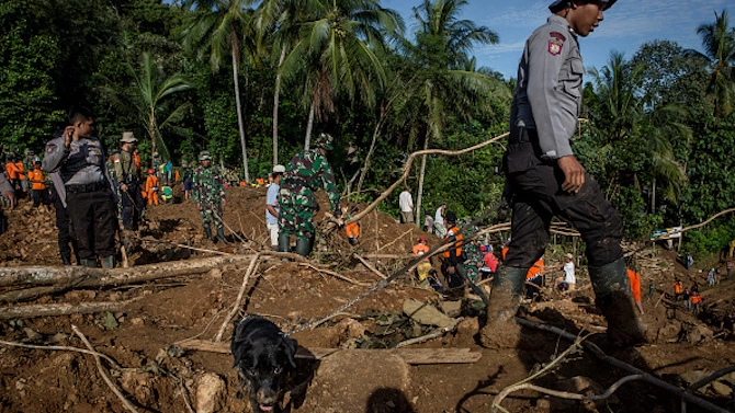 12 жертви на свлачища в Индонезия В ход са спасителни