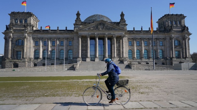Вирусът се сблъска с политиката в Германия в  годината на парламентарни избори