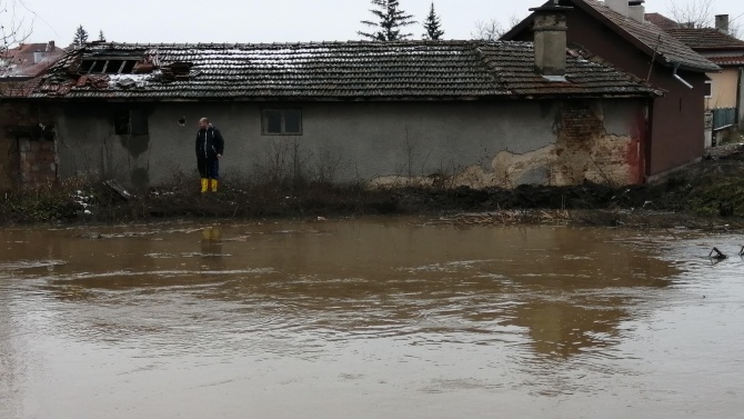 Потоп заля Югозападна България. Къщи и земеделски площи са под