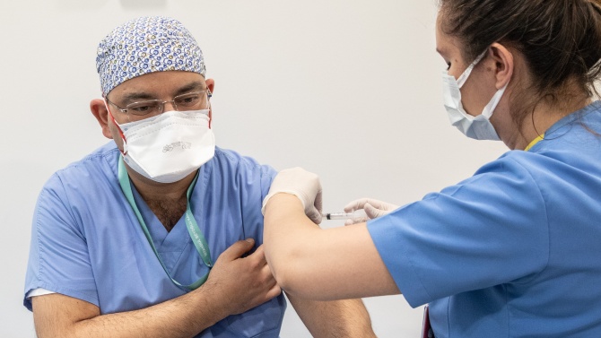 Турция е ваксинирала вече над половин милион медици срещу COVID-19