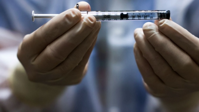 Близо 170 000 румънци вече са ваксинирани срещу CОVID-19, сред тях и президентът Йоханис