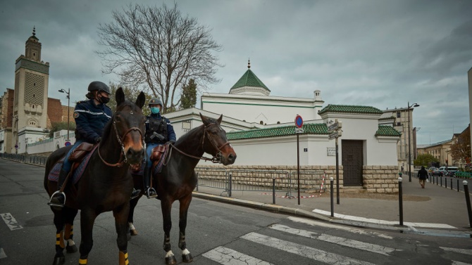 Френските власти затвориха девет молитвени дома и джамии 