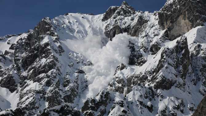 Двама души загинаха под лавини в Швейцарските Алпи 