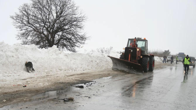 Екипите ангажирани със снегопочистването в столицата започнаха обработки на пътните
