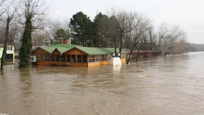 Нивото на река Тунджа край Елхово продължава да се покачва
