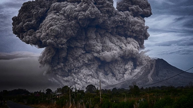 Вулканът Семеру в индонезийската провинция източна Ява изхвърли днес газ