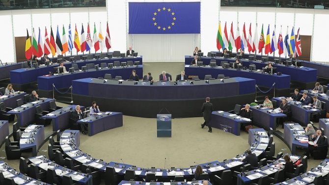 Единодушно всички групи в Европейския парламент настояха днес Европейската комисия