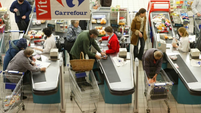 Акциите на френската верига супермаркети Carrefour поевтиняват с над 6%