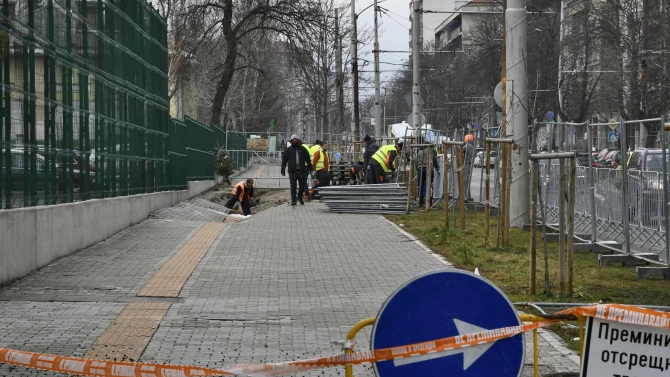 Започна ремонтът на пропадналия тротоар пред Медицинска академия в София