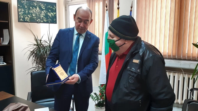 Заместник кметът на Асеновград инженер Петър Петров връчи специален гравиран плакет