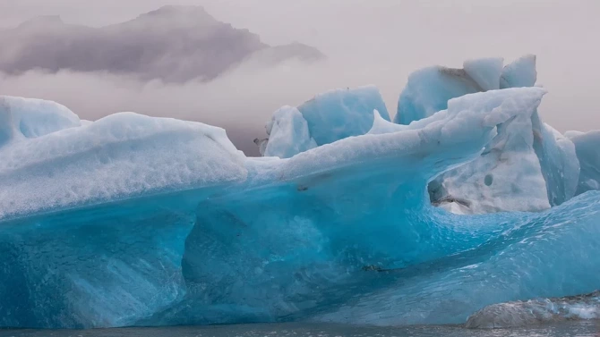 Огромният антарктически айсберг който миналия месец застрашаваше населен с пингвини