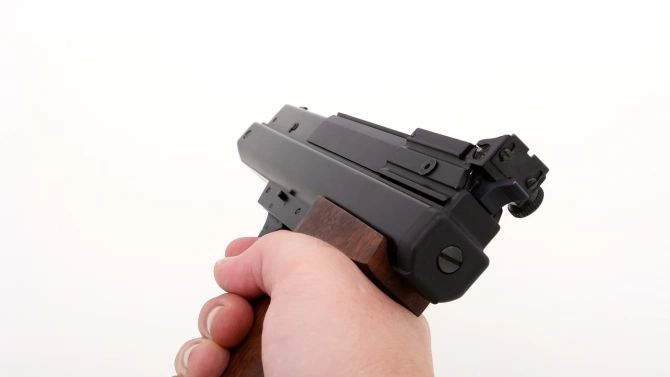 Непълнолетни размахват пистолет и стрелят безразборно на купон по време