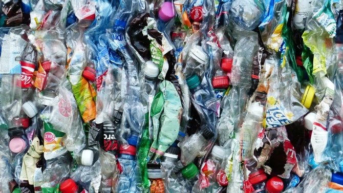 Обществените обсъждания свързани с ограничаването на някои пластмасови изделия за