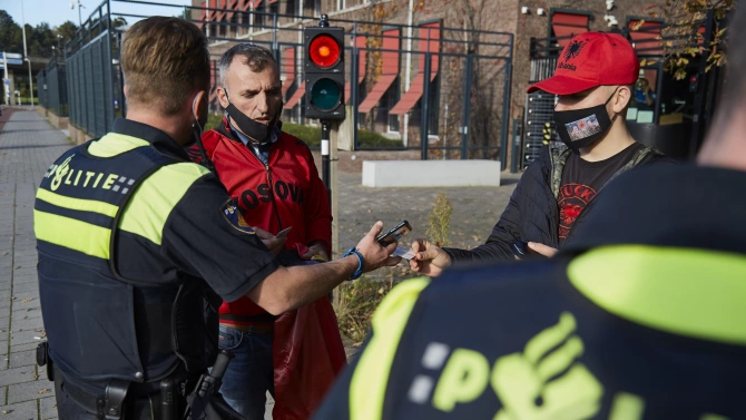 Нидерландската полиция влезе в сблъсъци с протестиращи срещу локдауна наложен
