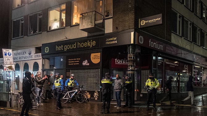 Близо 200 задържани в Нидерландия след снощните безредици против полицейския час 