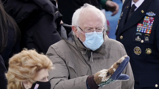 Бърни и ръкавиците: Култовата снимка на Сандърс събра 1,8 млн. долара за благотворителност