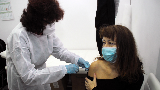 Втори ден продължава ваксинацията на учителите срещу COVID-19 в Бургас,