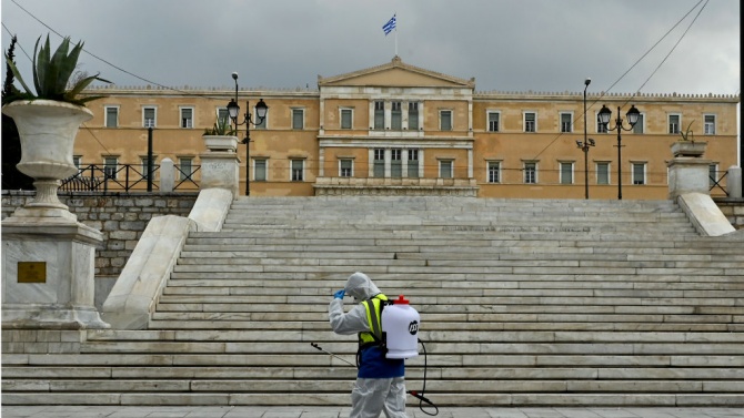 Гръцките власти съобщиха днес, че ще възстановят строгите карантинни мерки