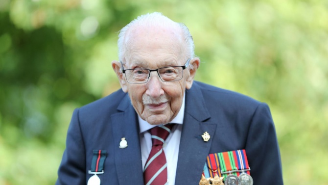 100-годишният ветеран от британската армия Том Мур е приет в болница