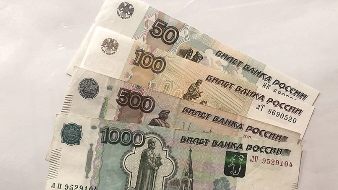 Руската рубла отстъпи след сутрешното покачване и спадна под едномесечен