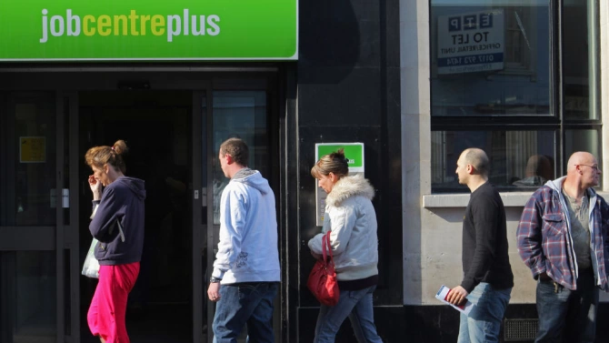 Нивото на безработица във Великобритания нарасна през трите месеца до