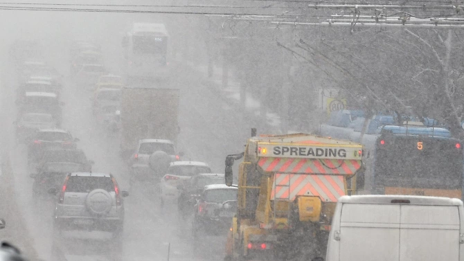 Обилният снеговалеж в страната доведе до проблеми на пътя Временно движението