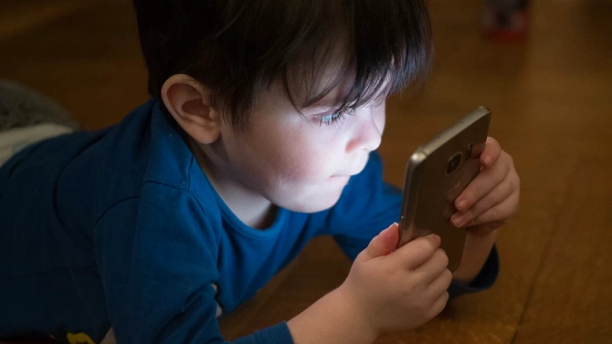 Малките деца които използват дълго време електронни устройства с тъчскрийн