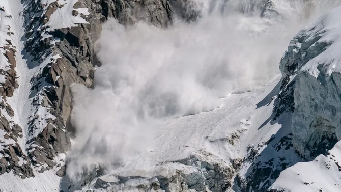 Огромна лавина падна над хижа Рилски езера в Рила планина