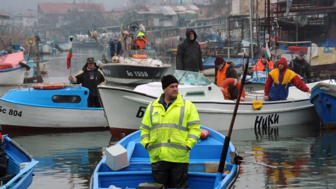 На мълчалив протест излязоха рибарите от Ченгене скеле като изкараха