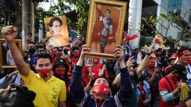 "Долу диктатурата!", скандират хиляди протестиращи в Янгон