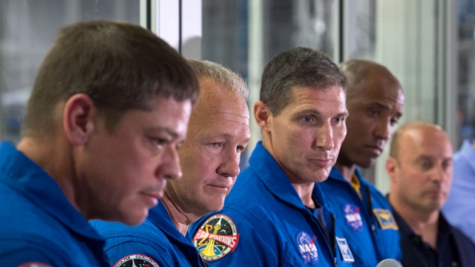 Двама американски астронавти излязоха на втора космическа разходка за по малко