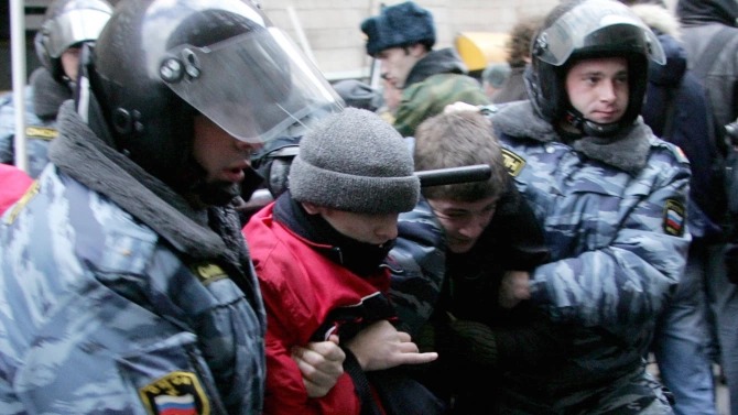 Полицията в Русия задържа днес известен брой хора и претърси